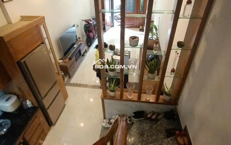 Ngõ nông, ô tô đỗ cửa, nhà mới, ful nội thất, gần trung tâm kiểm định xe. Ngõ 68 Nguyễn Văn Linh 30,2 m2  giá nhỉnh 5 tỷ.